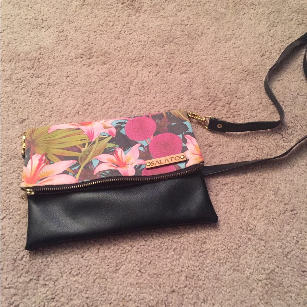 Vegan leather interchangeable purse with straps.